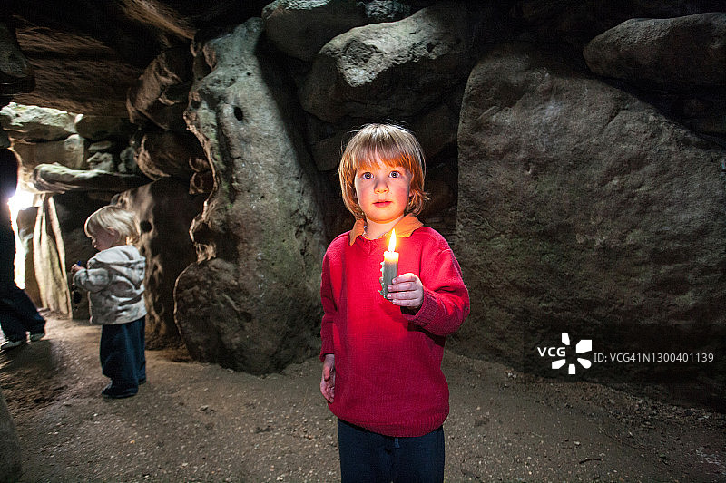 小男孩探索西凯内特长冢图片素材