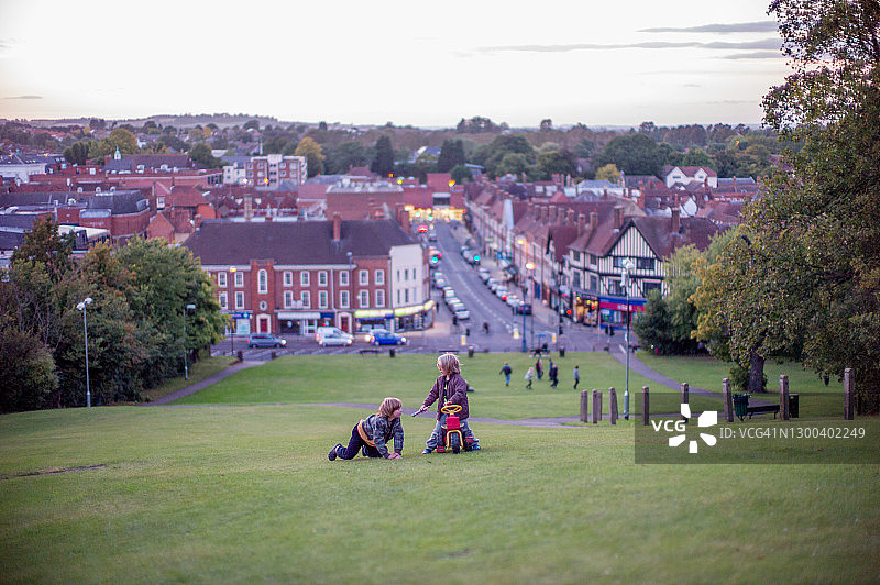 在山顶上一起玩耍的两个男孩图片素材