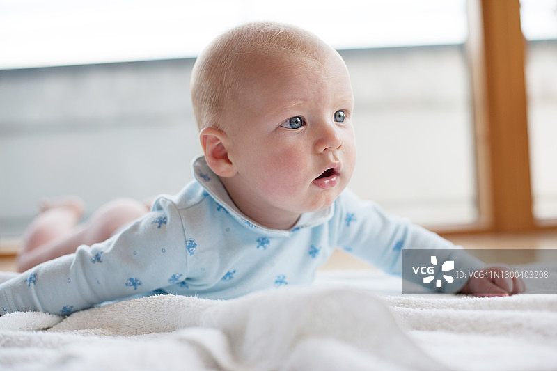 5个月大的男婴图片素材