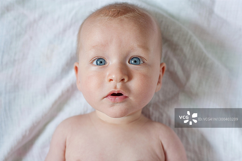 一个漂亮的5个月大的蓝眼睛男婴图片素材