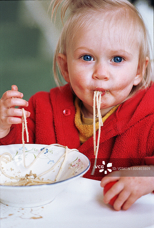 女婴吃面条图片素材