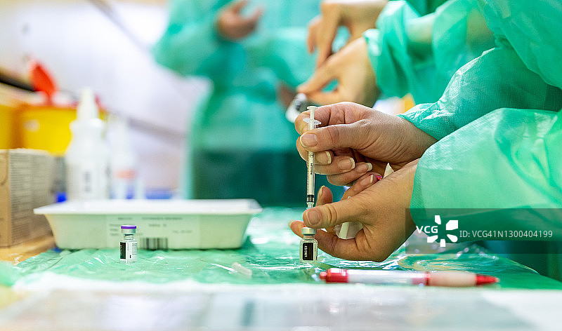 准备新冠疫苗剂量图片素材