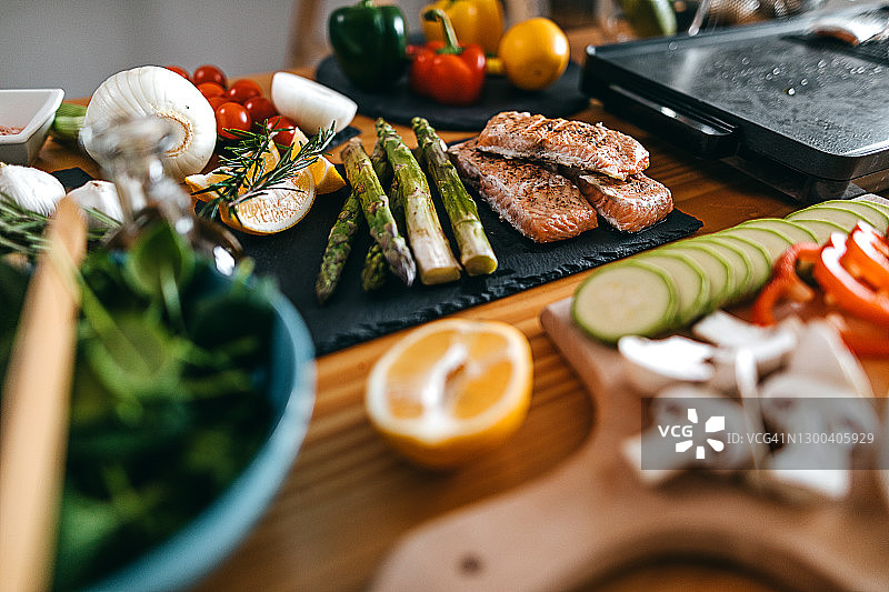 烤蔬菜和鲑鱼排图片素材