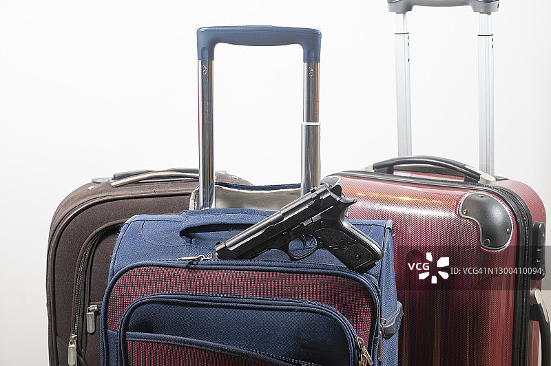 旅行箱中的枪图片素材