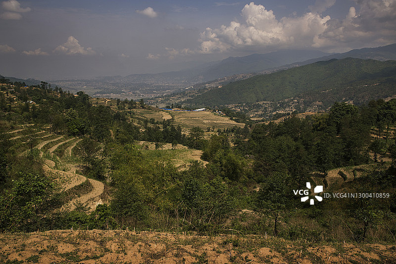 春季梯田山坡，可俯瞰尼泊尔加德满都山谷郊外的纳加阔特村图片素材