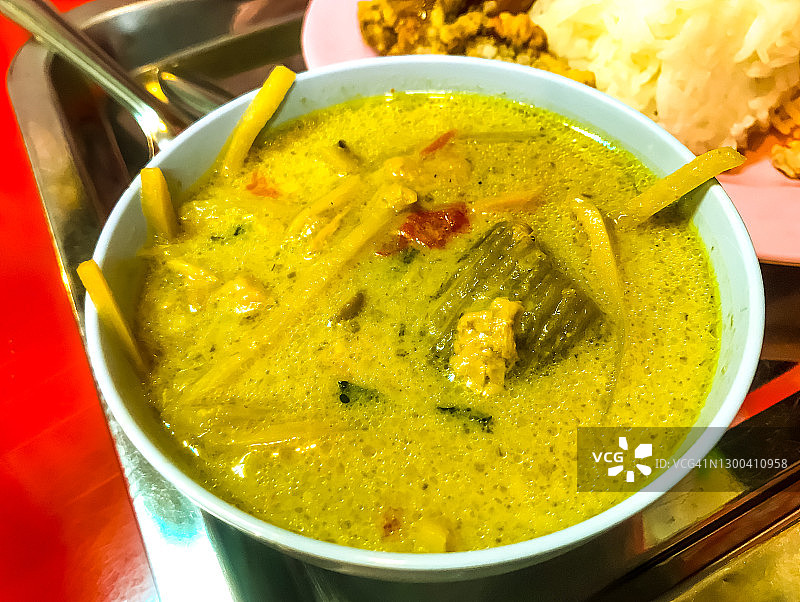 街头小吃店的绿咖喱图片素材