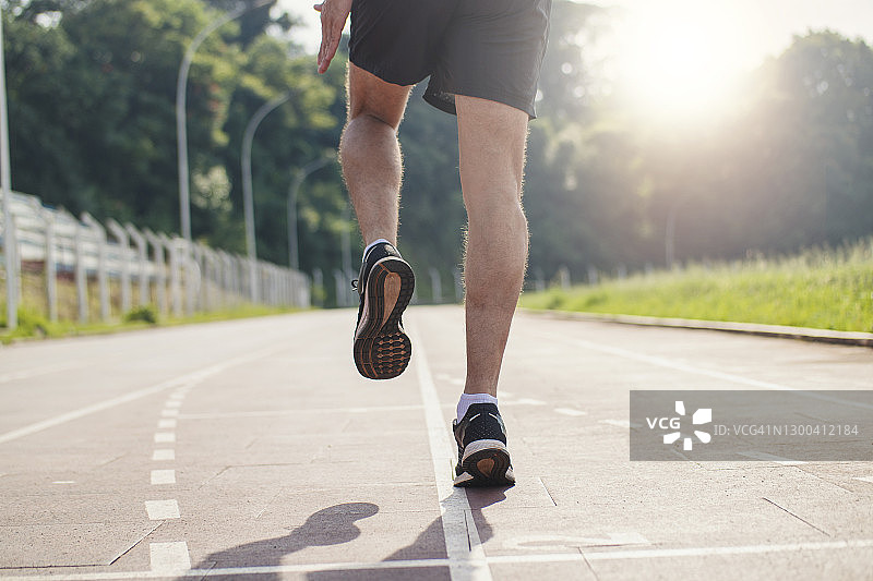 田径赛道上的跑步者图片素材