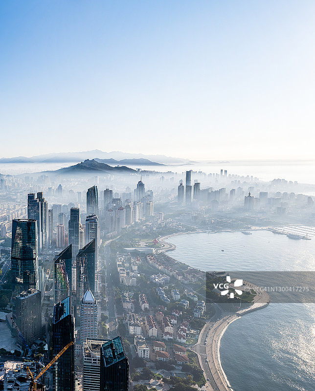 雾中的青岛市摩天大楼图片素材