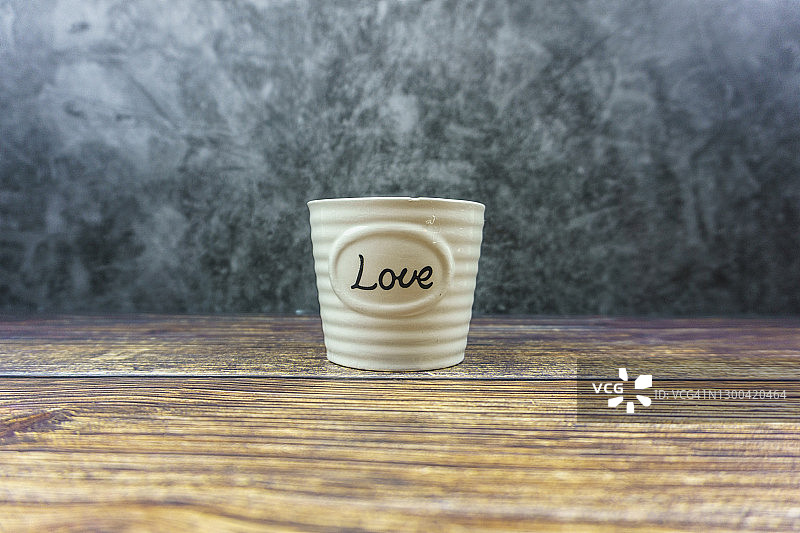 木桌上的白色LOVE字样马克杯图片素材