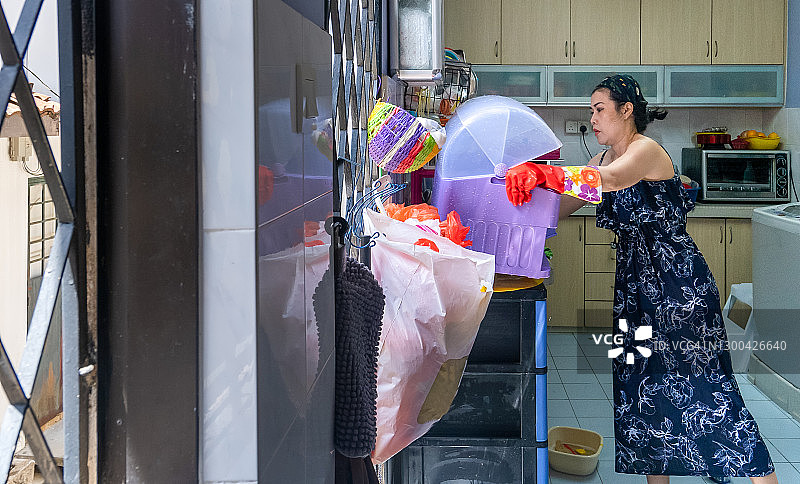 亚裔中国女人在家清洁厨房图片素材