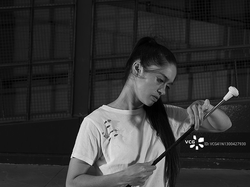 体操运动员检查彩带棒图片素材