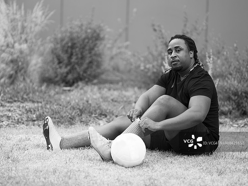 男人准备踢足球图片素材