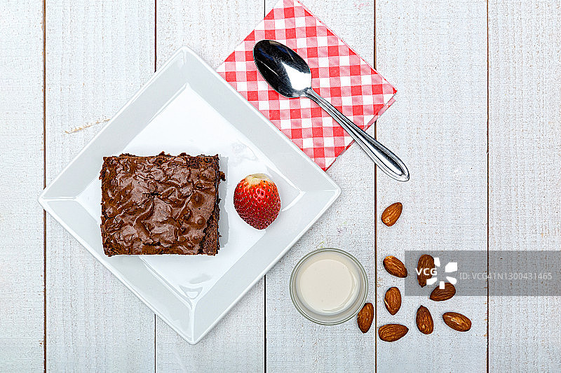 布朗尼和草莓与一杯牛奶图片素材