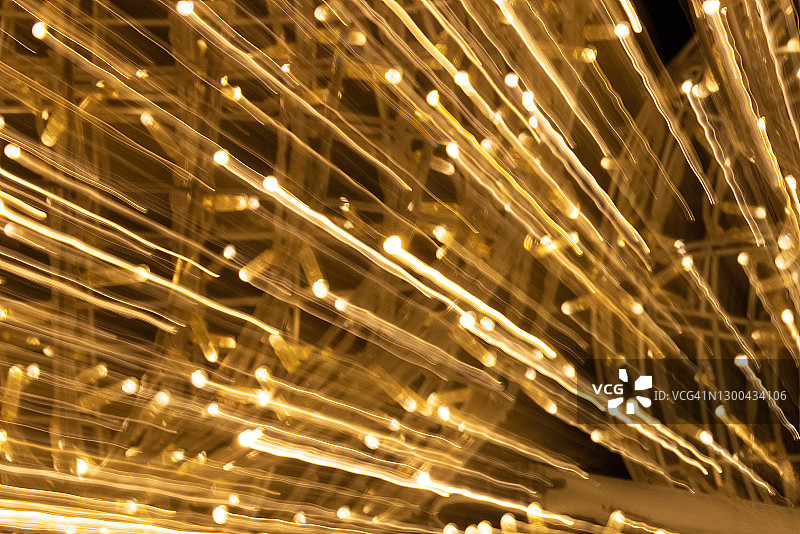 金色光芒爆发-长曝光缩放图片素材