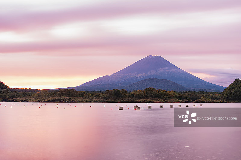 粉色天空下的富士山湖景图片素材