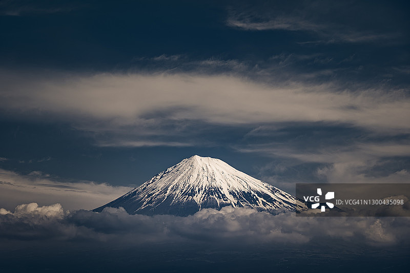 云雾缭绕的富士山图片素材