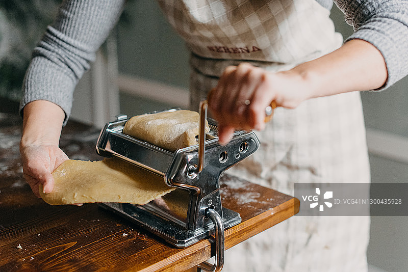 女人在做意大利面图片素材