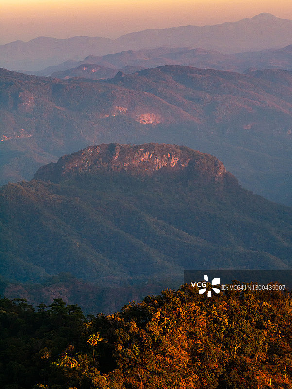 泰国夜丰颂府日出山景自然背景图片素材