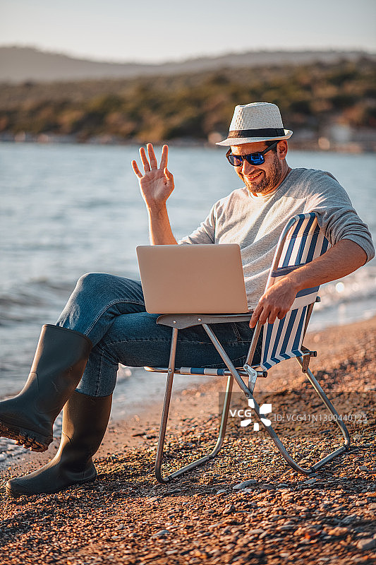 在海滩办公室参加会议的男人图片素材