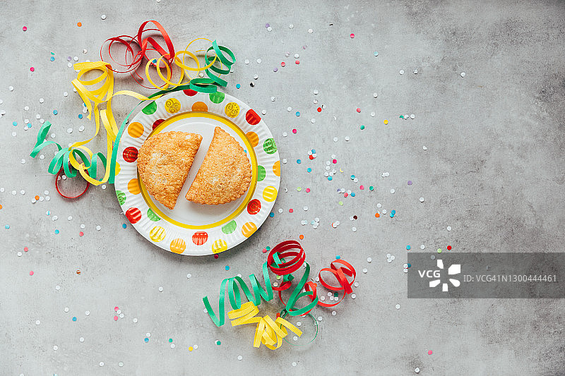 德国狂欢节油炸馅饼，瑞士的传统狂欢节食品。 甜炸面团，里面装满农家奶酪图片素材