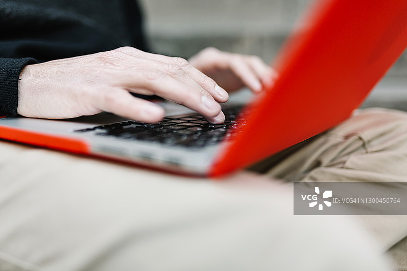 特写：使用笔记本电脑图片素材