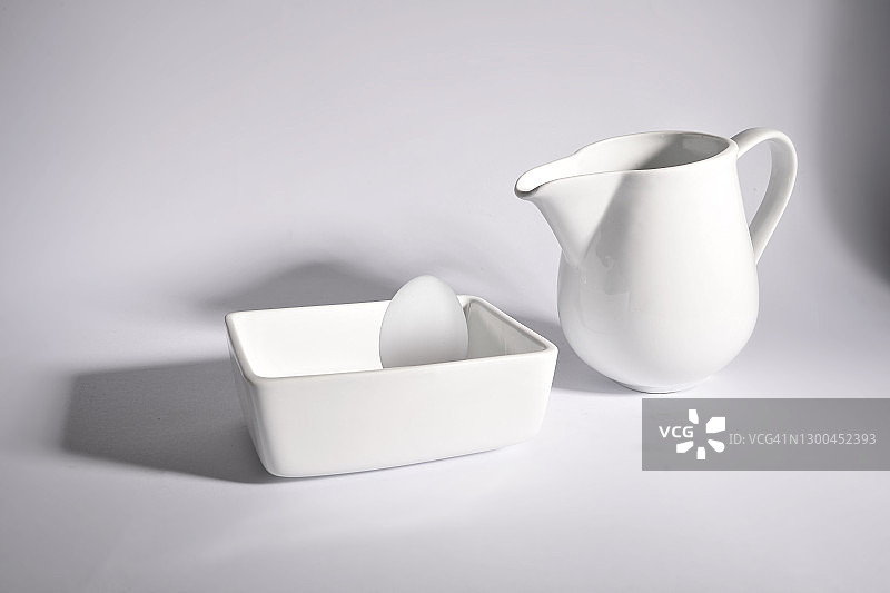 白色背景上的明亮白色餐具图片素材