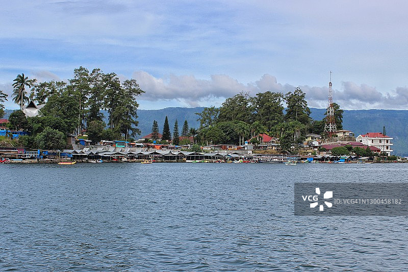 美丽的多巴湖图片素材