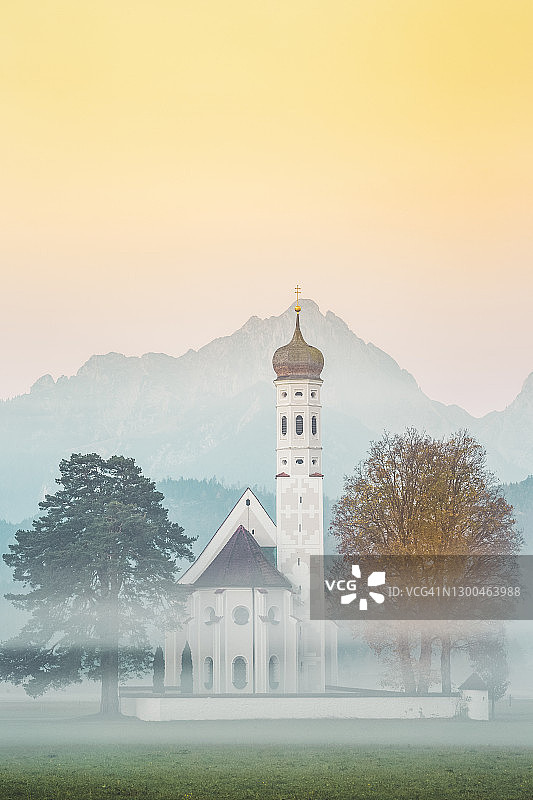德国巴伐利亚州霍亨施万高的圣科伦曼教堂，秋天的雾图片素材