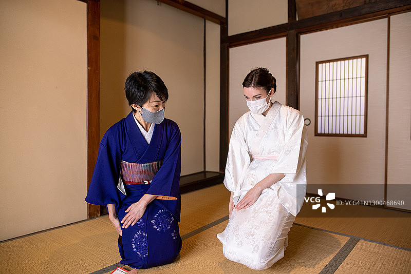 日式和服穿着者教人如何坐下图片素材