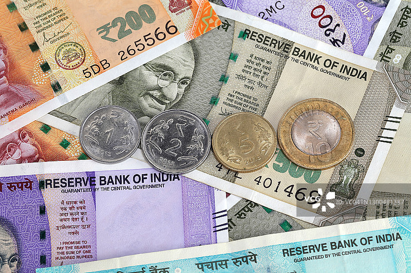 印度卢比硬币与纸币：储蓄概念图片素材