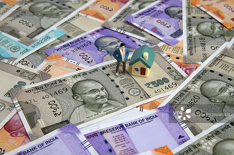 印度货币上的微型房屋图片素材