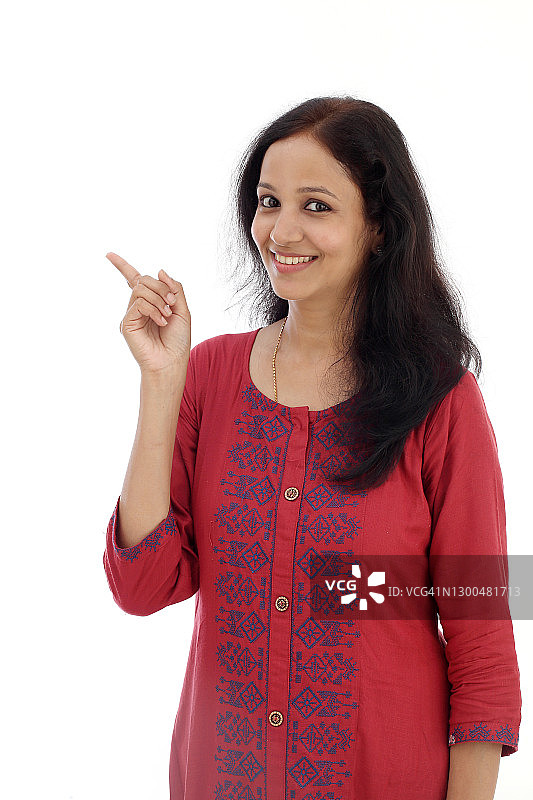 年轻女子展示白色背景上的留白区域图片素材