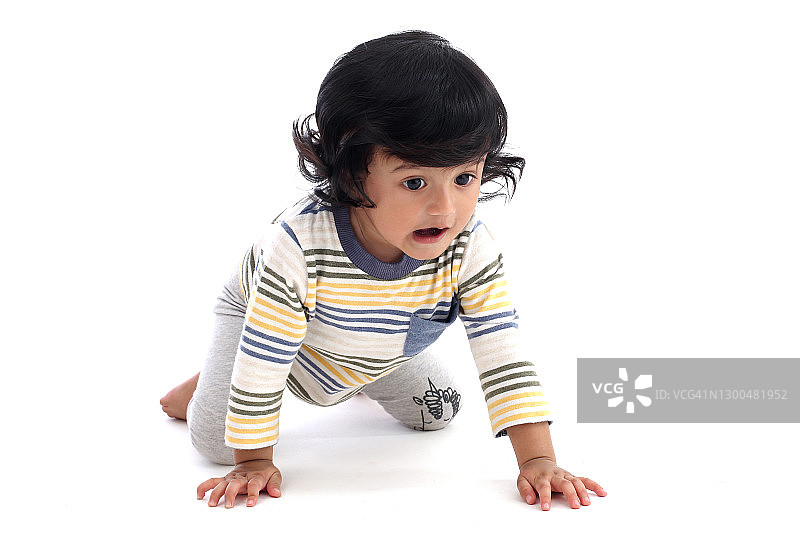 可爱的男婴，白色背景图片素材