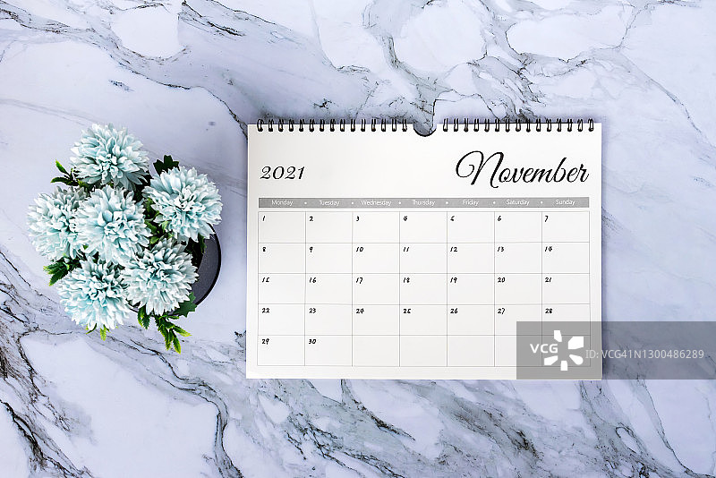 大理石桌面上带鲜花的2021年11月日历图片素材