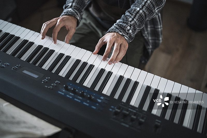 男子弹钢琴的手部特写图片素材