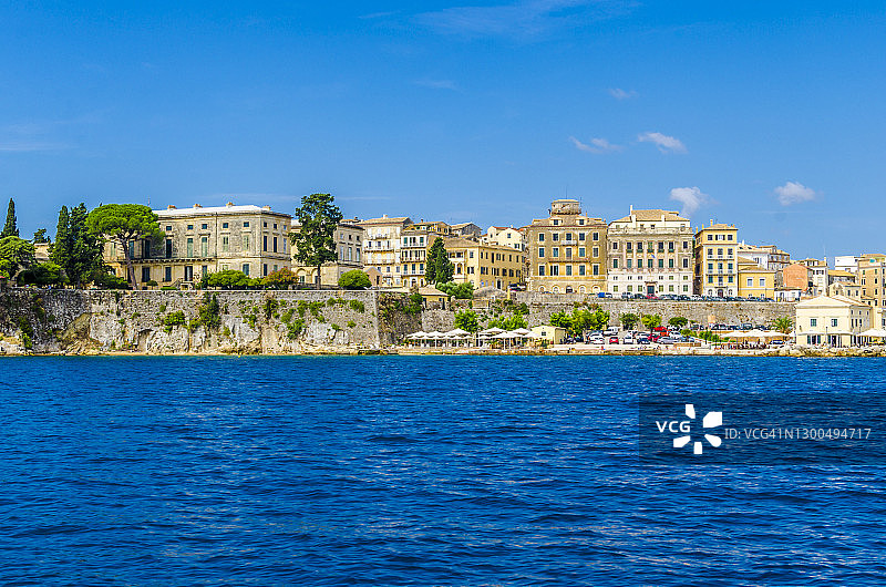 晴天科孚岛城镇海边的建筑图片素材