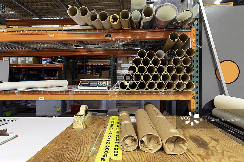 印刷车间工作台上靠架子的纸卷图片素材