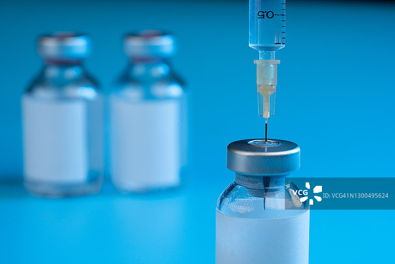 装有疫苗的医用注射器特写图片素材