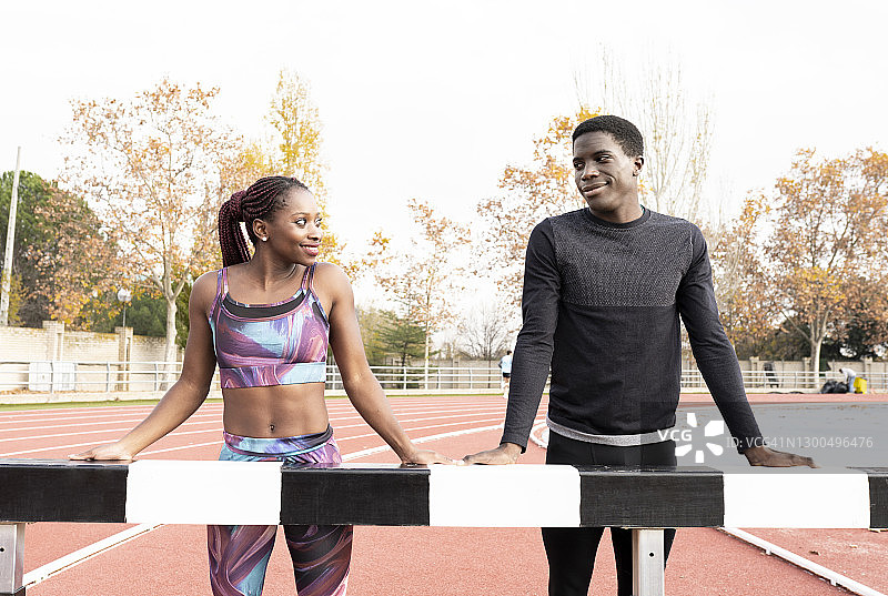 男女运动员在平衡木上训练并互相注视图片素材