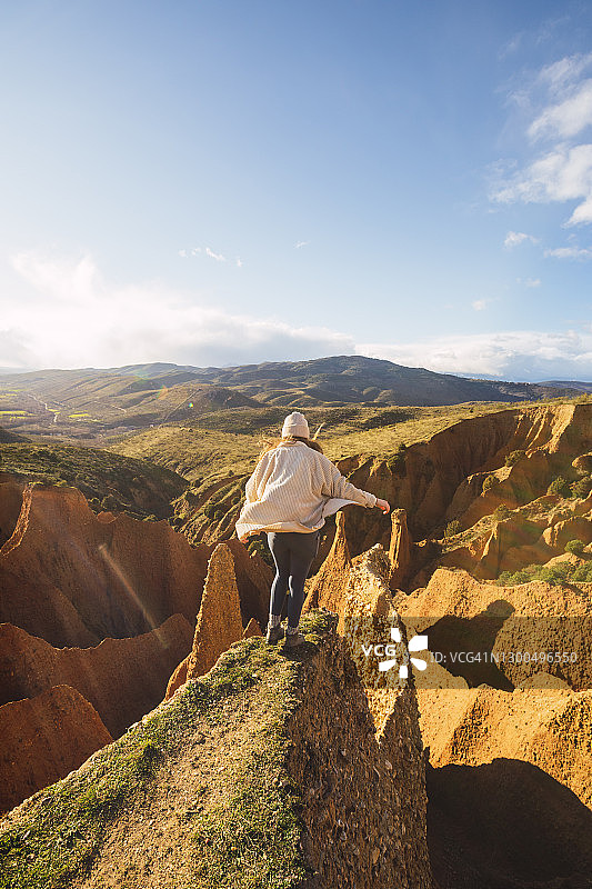 年轻女人站在西班牙瓜达拉哈拉省卡尔卡瓦斯对着天空图片素材