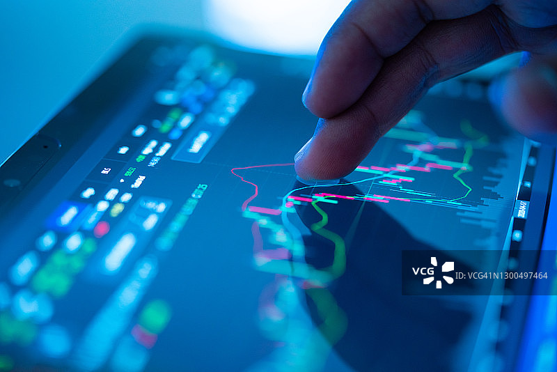 商务人士查看股市数据图片素材