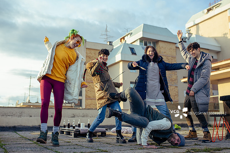 在屋顶派对上跳舞图片素材