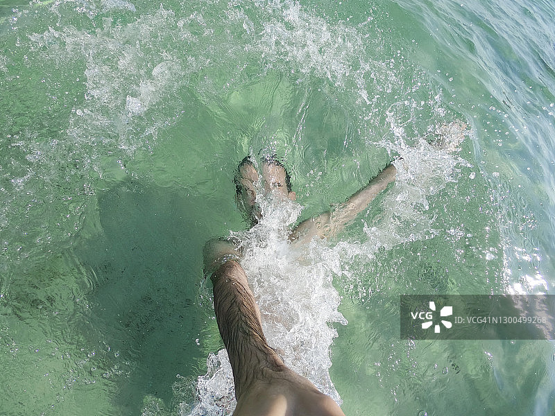 中年男人在水中潜水自拍图片素材