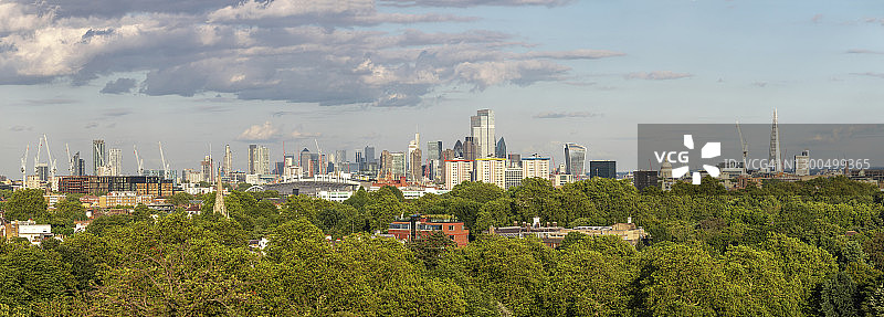 英国伦敦：从樱草花山公园俯瞰城市天际线图片素材