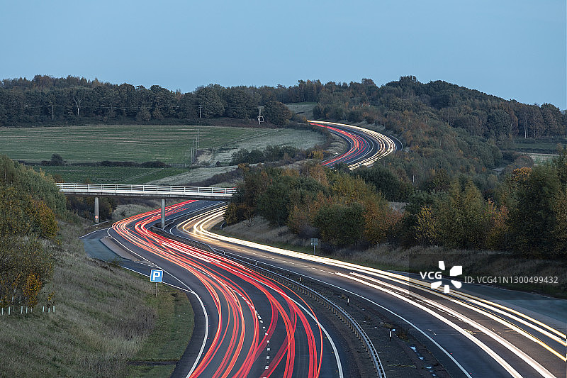 夜晚高速公路上的交通光轨（长曝光）图片素材