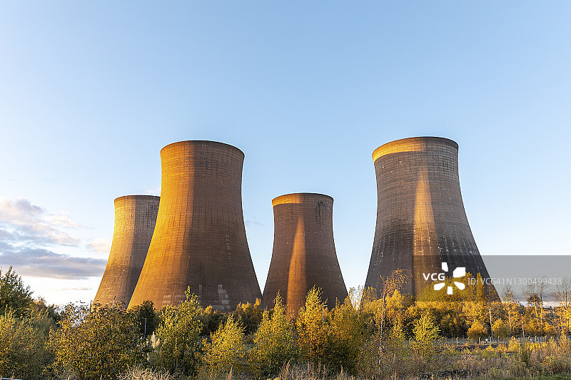 英国鲁格利：燃煤发电站的冷却塔图片素材