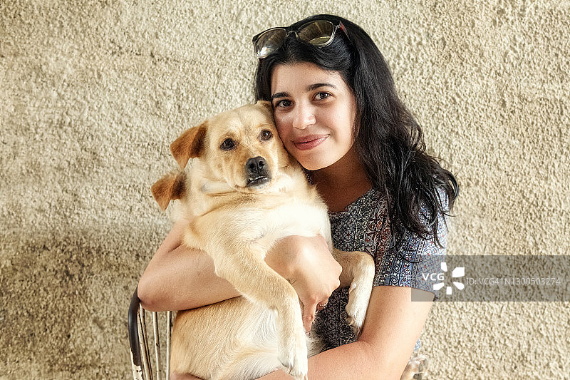 拉丁裔女性与宠物狗肖像图片素材