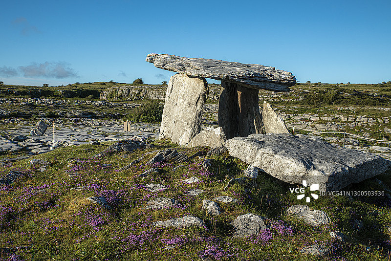 克莱尔郡晴朗蓝天下，土地上的波尔纳布龙支石墓，爱尔兰图片素材