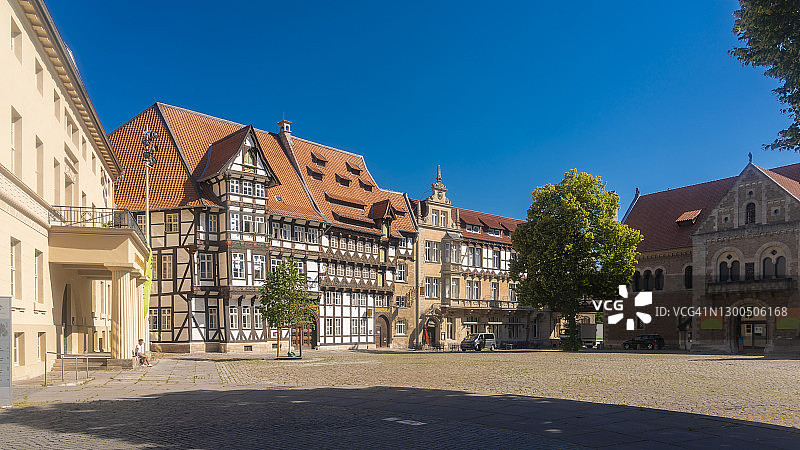 德国下萨克森州不伦瑞克，历史悠久的半木结构房屋环绕的空旷广场图片素材