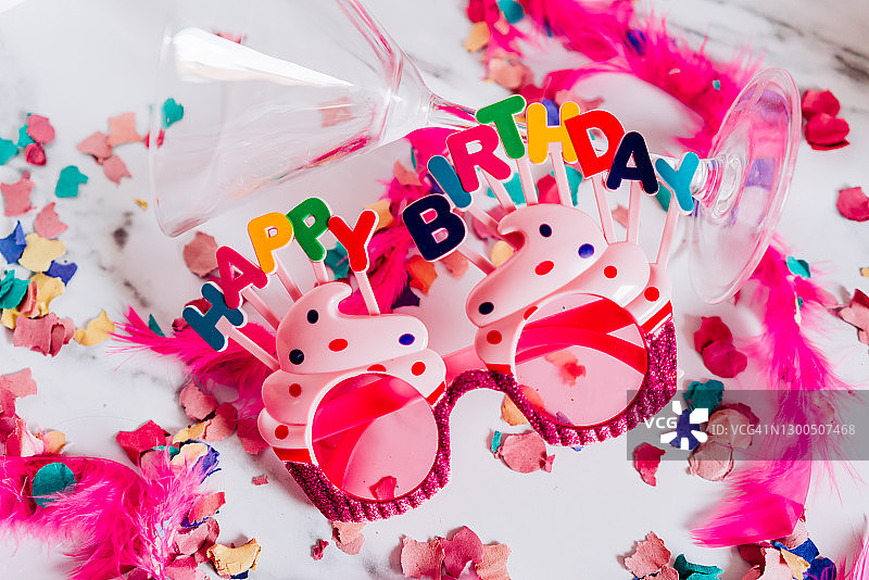 派对后彩纸、生日眼镜和粉色羽毛图片素材